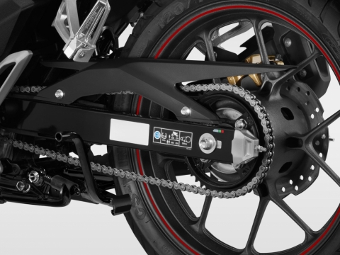 Trang bị xích O-Ring, giúp tăng độ bền, giảm tần suất bảo dưỡng và đảm bảo xe vận hành mượt mà, êm ái.