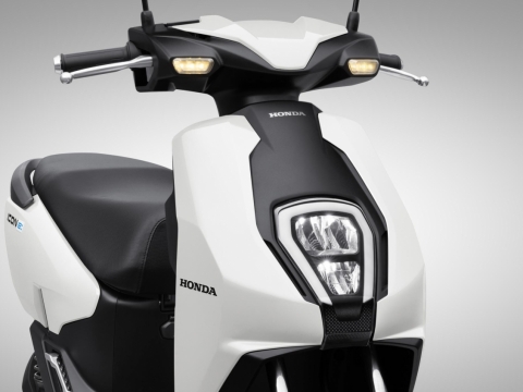 Hệ thống đèn LED cao cấp với đèn chiếu sáng phía trước luôn sáng