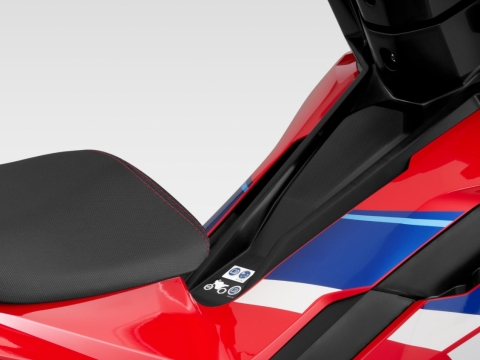 Gờ để chân được thiết kế tinh gọn, liền mạch vào thân xe, tạo tư thế ngồi thoải mái và dễ điều khiển.