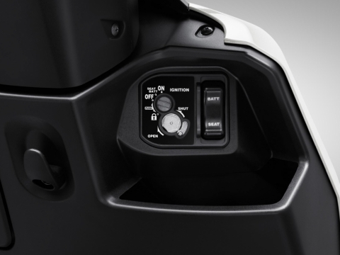 Hệ thống khóa đa chức năng: bao gồm khóa điện, khóa cổ, khóa từ dễ sử dụng và an toàn, cùng với khóa yên và khóa nắp sàn để chân có thể mở với 1 nút bấm vô cùng tiện lợi.