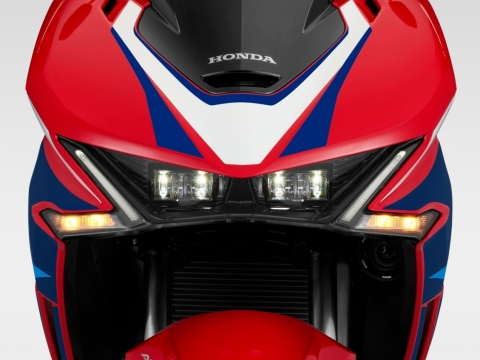 Hệ thống đèn chiếu sáng LED hiện đại công, áp dụng nghệ mới "Anh sáng pha lê" cải thiện độ sáng vượt trội.