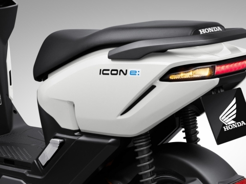 Thiết kế đuôi xe ấn tượng Cụm đèn sau và đèn xi nhan được thiết kế liền khối thể hiện sự gọn gàng, năng động.