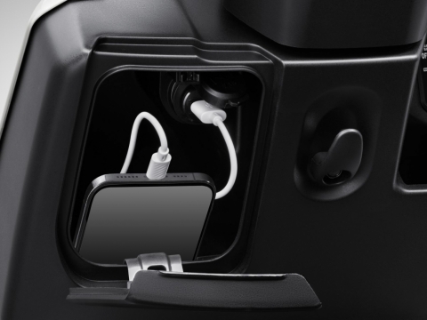 Hộc đựng đồ phía trước với cổng sạc USB tiện lợi