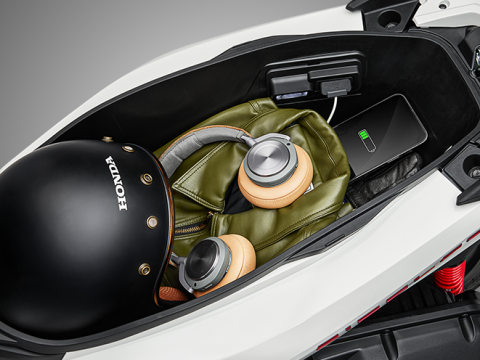 Hộc đựng đồ dưới yên rộng rãi