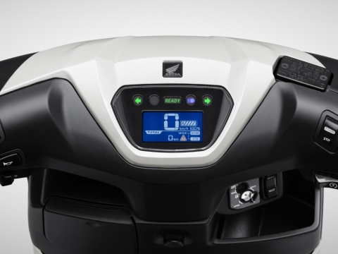 Mặt đồng hồ LCD kỹ thuật số thiết kế tinh gọn, hiển thị đầy đủ và rõ ràng, giúp người lái quan sát một cách dễ dàng và thuận tiện các thông số như số hành trình, tốc độ,